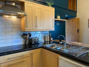 Cottage, 1 King Bed | Private kitchen | Fridge, microwave, stovetop, coffee/tea maker