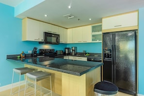 Frigorifero, microonde, forno, piano cottura