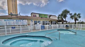 Zona de piscina con un letrero de Bikini Bob's Bar & Grill.