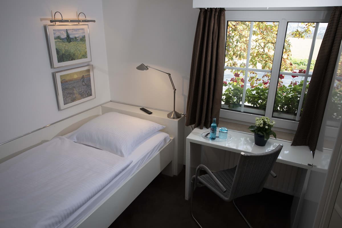 Chambre Simple Économique | Décoration personnalisée, bureau