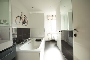 Deluxe Double Room | Bathroom