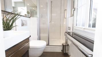 Single Room | Individually decorated, desk, laptop workspace, free WiFi