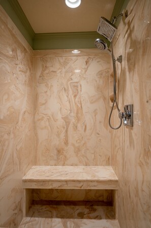 Een douche, handdoeken