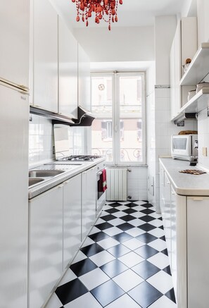 Réfrigérateur, four à micro-ondes, un four, surface de cuisson