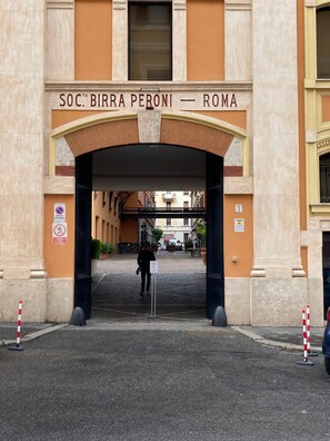 Een ingang van een gebouw met het bord 'SOC. BIRRA PERONI - ROMA' boven de boog.