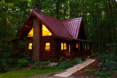 Wildwood Hill Cabin. Secluded in Woods. Hot Tub