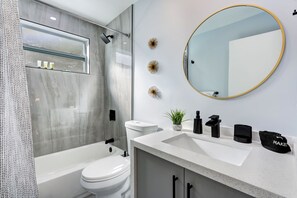 Dusche, Haartrockner, Handtücher, Toilettenpapier