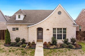 Exterior - The Weston - MTB Friendly - Sleeps 8 (Fayetteville)