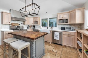 Fridge, microwave, oven, stovetop - Village Revival! Perfect Village/Beach Location, Fully Renovated (Saint Simons Island)