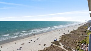 Ein Strand mit freiem Blick auf das Meer und einem Sandufer.