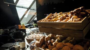 Tägliches Frühstücksbuffet gegen Gebühr