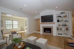 Smart-tv, een open haard en een stereo