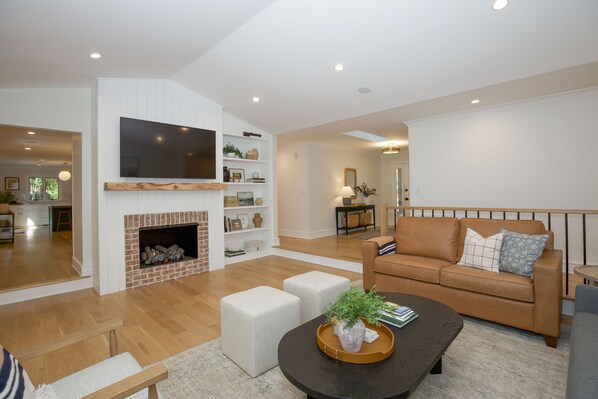 Smart TV, fireplace, stereo