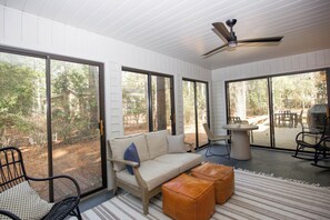 Smart TV, chimenea y estéreo 