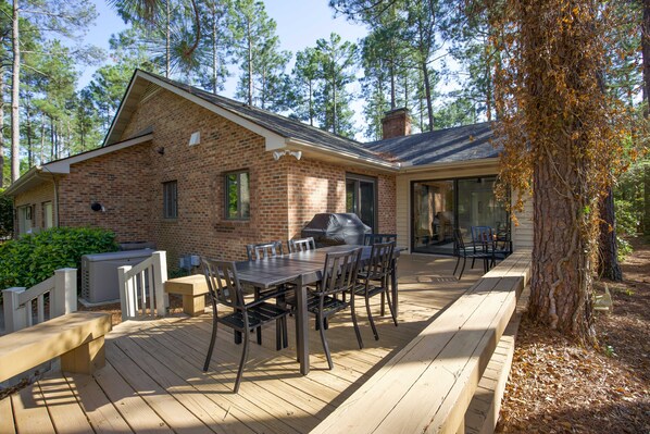 Outdoor dining - 300 Oakmont: 4  BR, 3  BA House in Pinehurst, Sleeps 8 (Pinehurst)