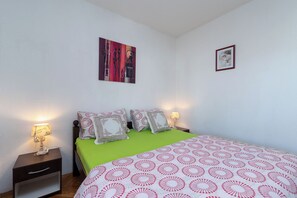 3 bedrooms, iron/ironing board, travel cot, free WiFi - MARIC 1 apt for 4+2, only 40 m from the beach in Mastrinka (Mastrinka)