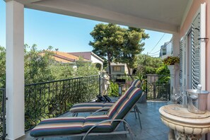 Property grounds - MARIC 1 apt for 4+2, only 40 m from the beach in Mastrinka (Mastrinka)