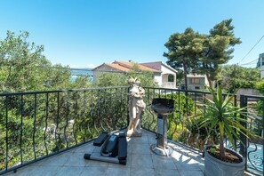 Property grounds - MARIC 1 apt for 4+2, only 40 m from the beach in Mastrinka (Mastrinka)