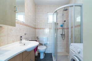 Bathtub, hair dryer, towels, toilet paper - MARIC 1 apt for 4+2, only 40 m from the beach in Mastrinka (Mastrinka)