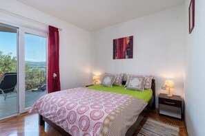3 bedrooms, iron/ironing board, travel crib, free WiFi - MARIC 1 apt for 4+2, only 40 m from the beach in Mastrinka (Mastrinka)