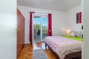 2 bedrooms, iron/ironing board, travel crib, free WiFi