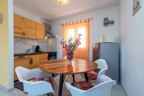 Fridge, microwave, oven, stovetop - MARIC 1 apt for 4+2, only 40 m from the beach in Mastrinka (Mastrinka)