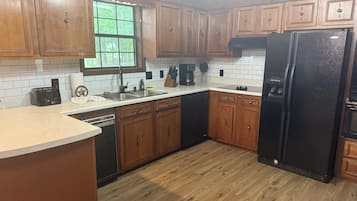 雪櫃、微波爐、焗爐、爐具