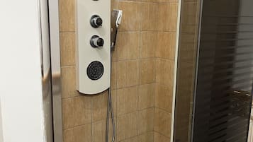 Tina con regadera, secadora de cabello, bidet, toallas