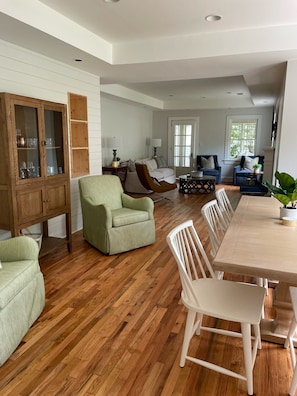 Smart TV, fireplace, stereo
