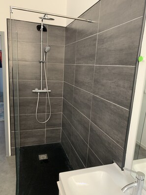 Dusche, Seife, Toilettenpapier