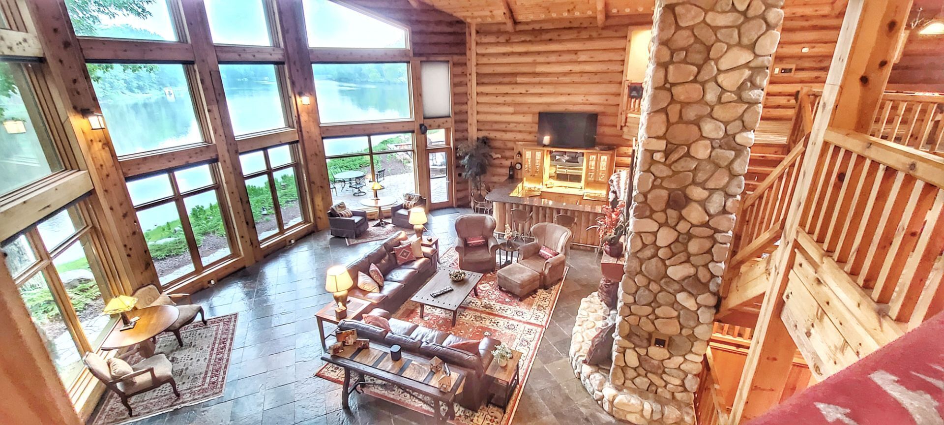 Fernseher, Kamin, Tischfußball, Tischtennisplatte