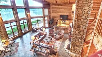 Televisio, takka, pöytäjalkapallopöytä, pöytätennispöytä