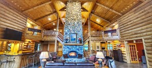 Interior - River Ridge Lodge: Luxury Lodge on the Menominee River (Stephenson)