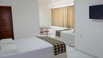 Quarto triplo conforto | Wi-Fi de cortesia, roupa de cama