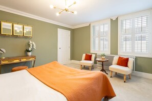 2 bedrooms, desk, iron/ironing board, WiFi