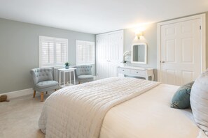 2 bedrooms, desk, iron/ironing board, WiFi