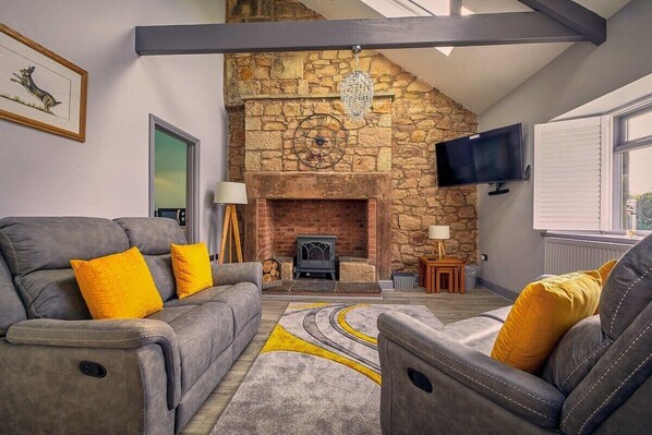 Televisión de pantalla plana, chimenea, oficina