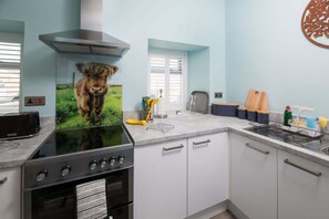 Kjøleskap, mikrobølgeovn, ovn og kokeplater