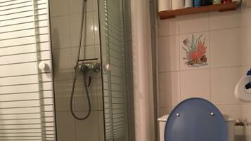 Douche, sĂšche-cheveux, papier toilette