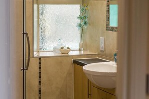 Shower, hair dryer, towels, shampoo - Host & Stay | No.4 Daisy Cottage (Belford)
