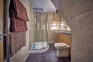 Shower, hair dryer, towels, shampoo - Host & Stay | No.6 Tulip Cottage (Bamburgh)