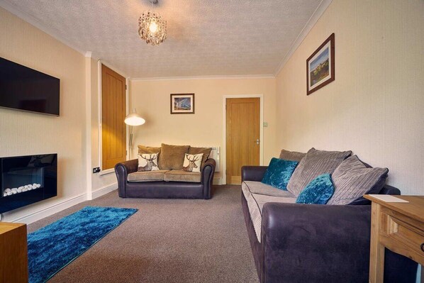 TV, fireplace, offices - Host & Stay | No.6 Tulip Cottage (Bamburgh)