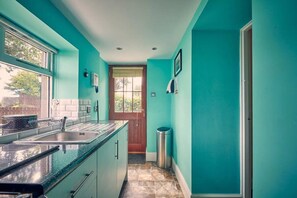 冷蔵庫、電子レンジ、オーブン、コンロ