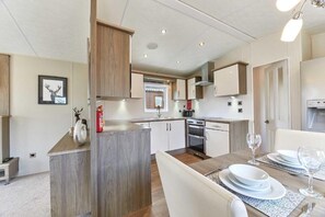 Een koelkast, een oven, een kookplaat, een vaatwasser