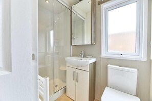 Bathtub, towels