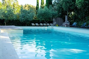 Piscina coperta, piscina stagionale all'aperto, ombrelloni da piscina