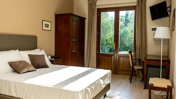 Kamar Double Standar, pemandangan kebun | Minibar, brankas, meja kerja, dan ruang kerja ramah laptop