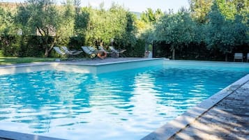 Innenpool, Außenpool (je nach Saison geöffnet), Sonnenschirme