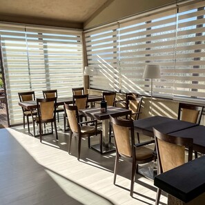 Café da manhã com buffet grátis todos os dias