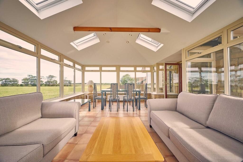 Télévision à écran plat, cheminée, lecteur de DVD